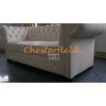 Chesterfield Classic pohovka pre 3 osoby Perleťovo biela K2