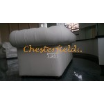 Chesterfield Classic pohovka pre 3 osoby Perleťovo biela K2